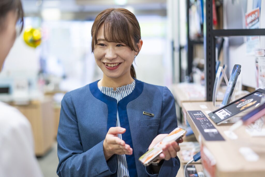 携帯ショップで接客中の女性