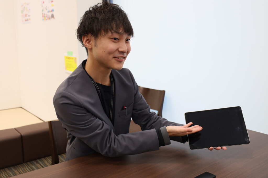 携帯ショップ（スマホショップ）で地元就職はアリ？仕事内容から働きやすさまでわかりやすく解説【スタッフのリアルなインタビューあり！】のアイキャッチ