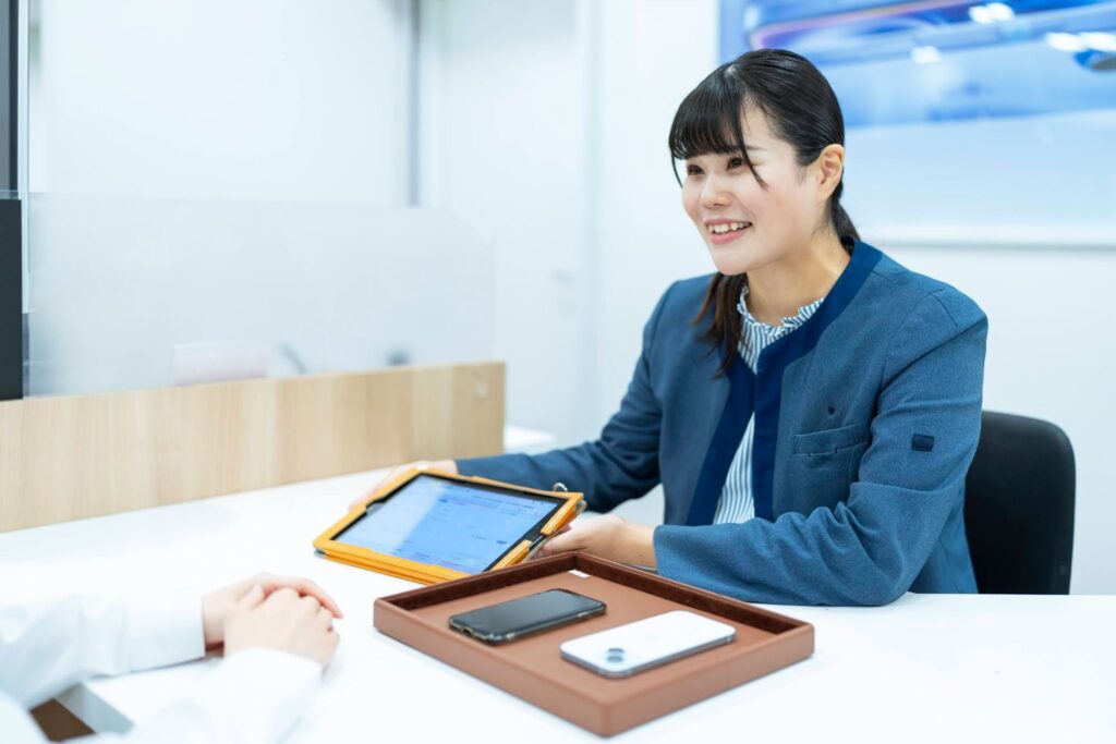 ハイコムグループで働いている女性が接客中