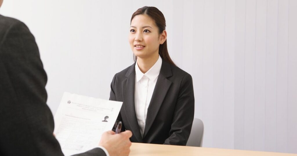 携帯ショップの新卒面接で必ず聞かれる質問は？接客適性をアピールする回答例と逆質問